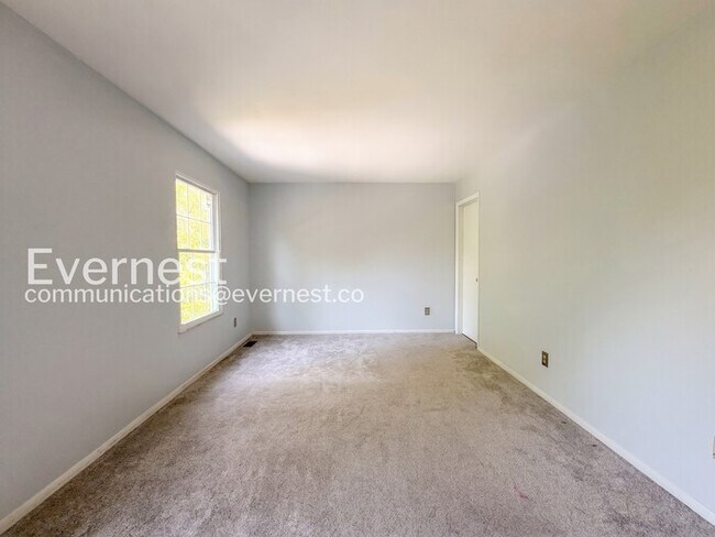 Building Photo - PROMO: Get $500 Off First Full Month’s Rent!/Spacious Town Home with Modern Amenities / 3 Beds & ...