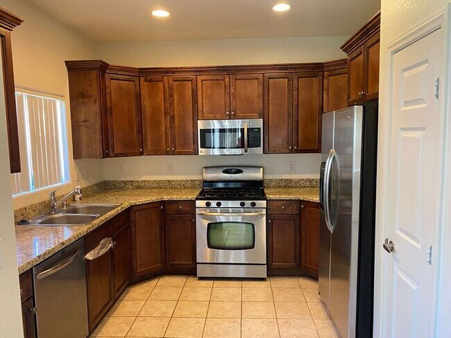 Building Photo - Carry Over Showing: This property has been shown before and will be rented to the first most qual...