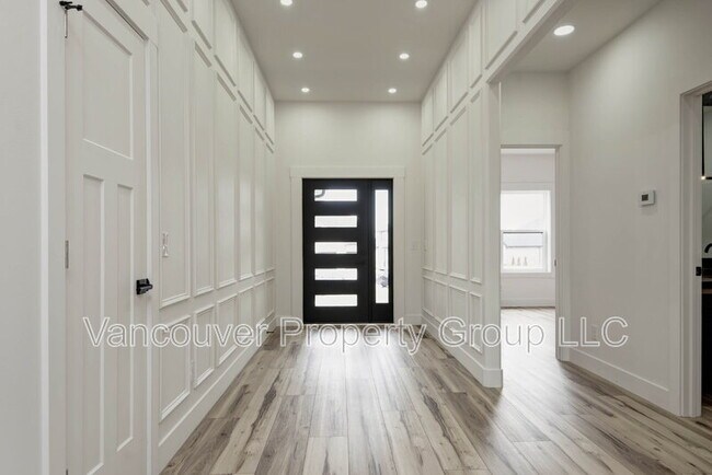 Building Photo - 5075 E Ferdinand Ct