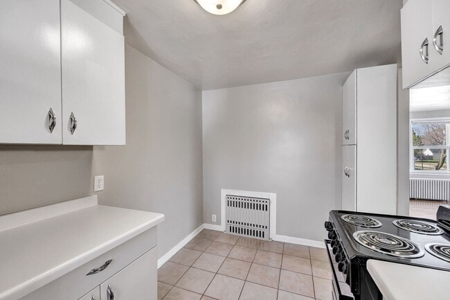 Building Photo - Charming 1-Bedroom Lower Apartment — West Side Green Bay