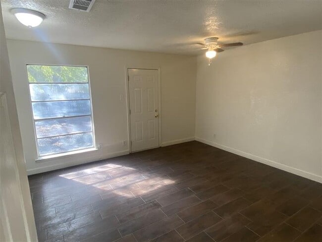 Building Photo - 2/1 Townhouse with covered parking