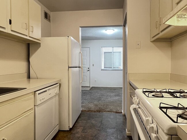 Building Photo - One Bedroom Condo at Park Lake