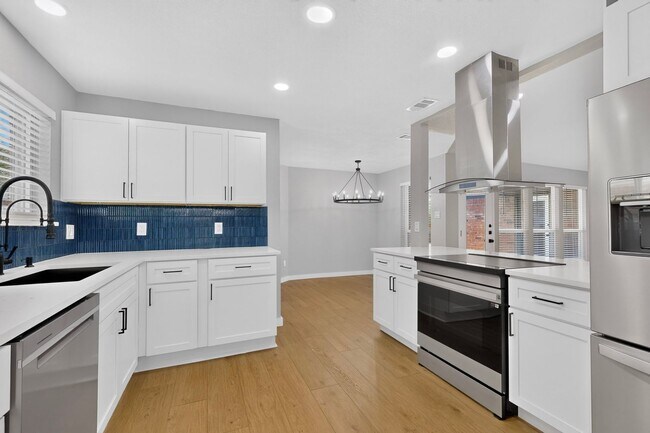 Building Photo - 215 Aspenway Dr