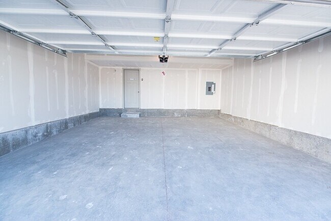Building Photo - Townhome with 2-Car Garage!