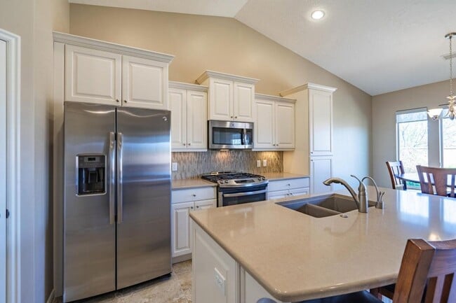 Building Photo - Bright & Beautiful 2 Bedroom Home in Sun R...
