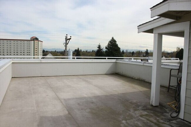 Building Photo - Town Home Tacoma 2bdr 2.5 bath w/ roof top deck & VIEW!!