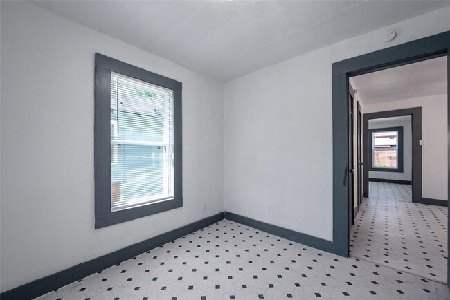 Building Photo - 2528 Campbell St