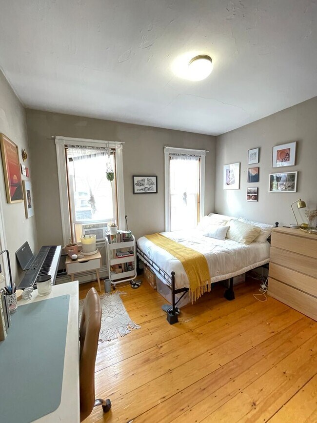 Building Photo - No Brokers fee. Desirable Mission Hill Loc...