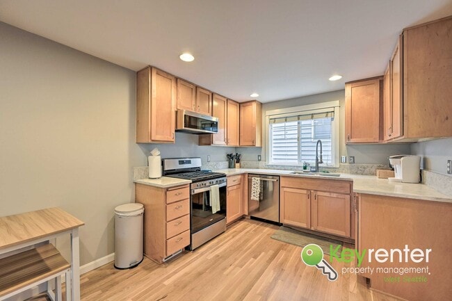 Building Photo - Beautifully Renovated 3 Bed Townhome in Prime North Seattle Location