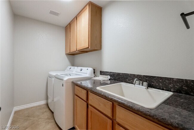 Building Photo - 10024 Sail Landing Ct