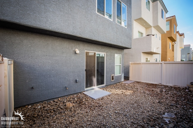 Building Photo - Stylish and Spacious 4Bdm 3.5 Ba Three-Sto...