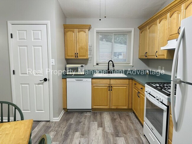 Building Photo - Oak Park Mid-Century Modern Beauty!