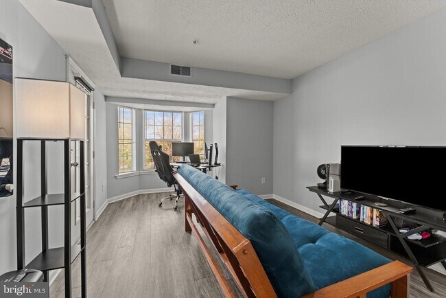 Building Photo - 8951 Town Center Cir