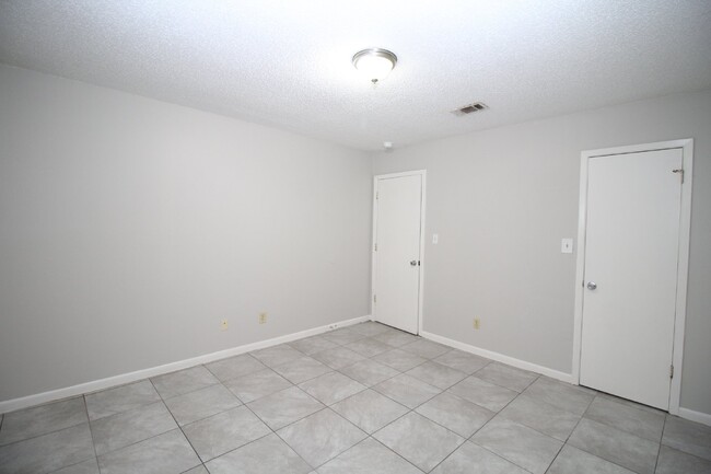 Building Photo - 2BR/1BA Apartment Near Mobile Hwy – Utilit...