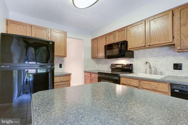 Building Photo - 1605 Oak Spring Way