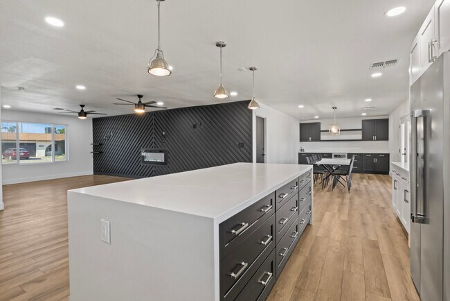 Building Photo - 2166 E Greenway Dr