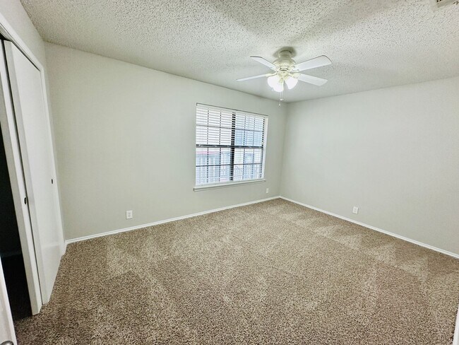 Building Photo - Charming 2BR/2BA Condo in South Congress -...