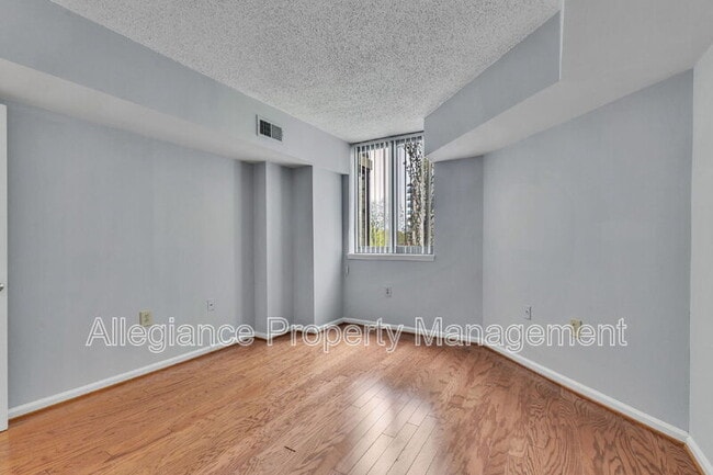 Building Photo - 1001 N Randolph St