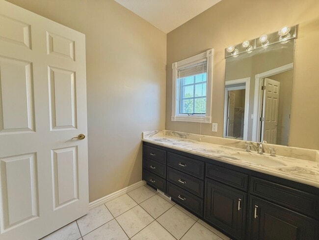 Building Photo - Garden Level in Luxury Home Available Now