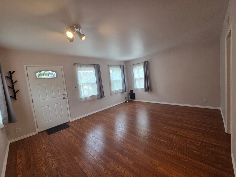 Building Photo - 1540 Wollacott St