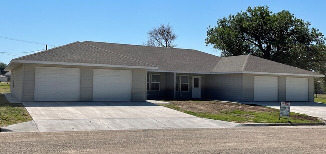 Primary Photo - 122 S Russell Ave