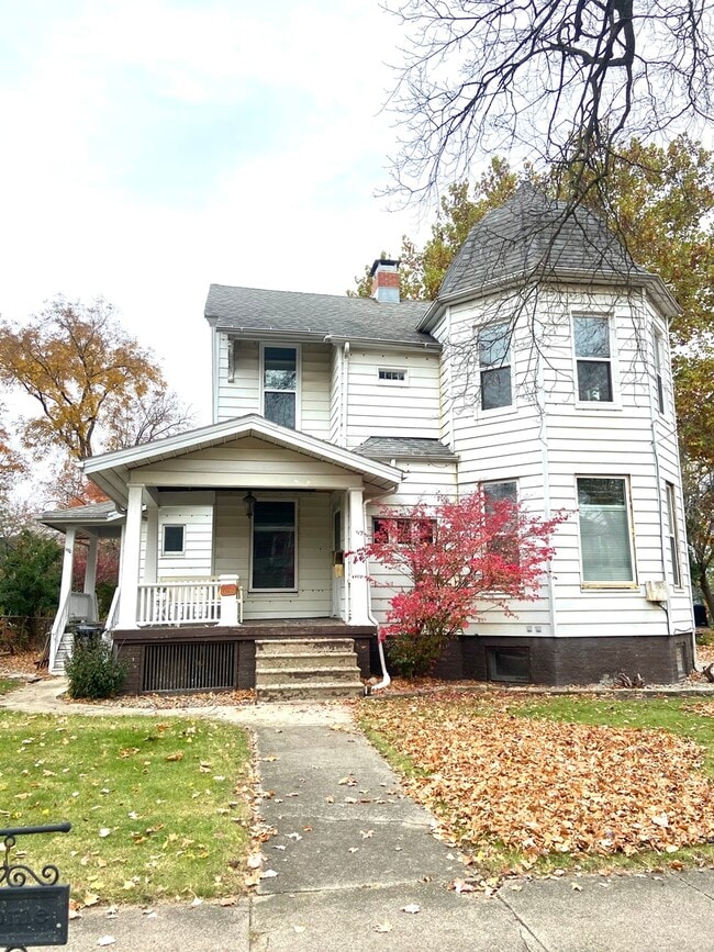 Building Photo - 612 1/2 E Chestnut St