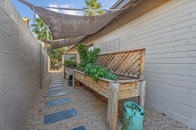 Building Photo - 8543 E Jackrabbit Rd