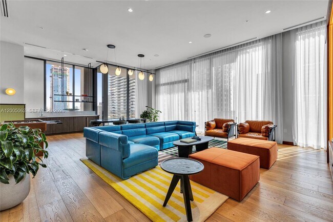 Building Photo - 11 NE 6th St