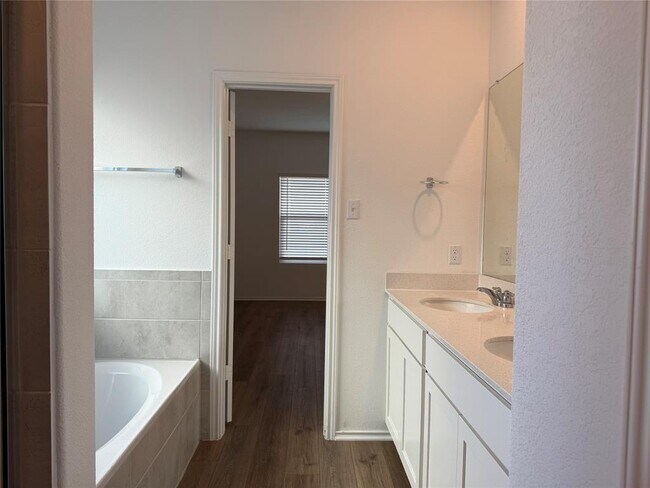 Building Photo - 404 Milliner Lp