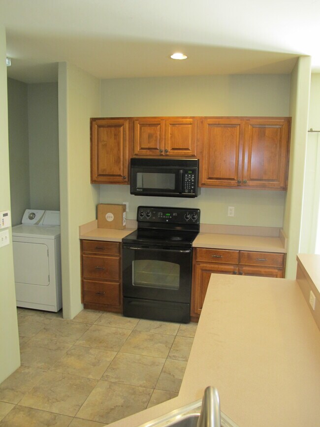 Building Photo - 1305 E Linden St