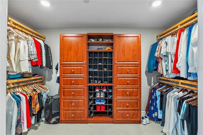 Building Photo - 400 Beach Dr NE