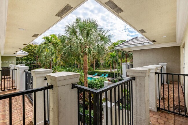 Building Photo - 1000 Palm Trail