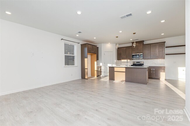 Building Photo - 14040 Lake Home Ln