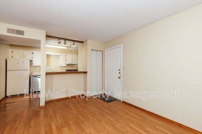 Building Photo - 401 Skyview Dr