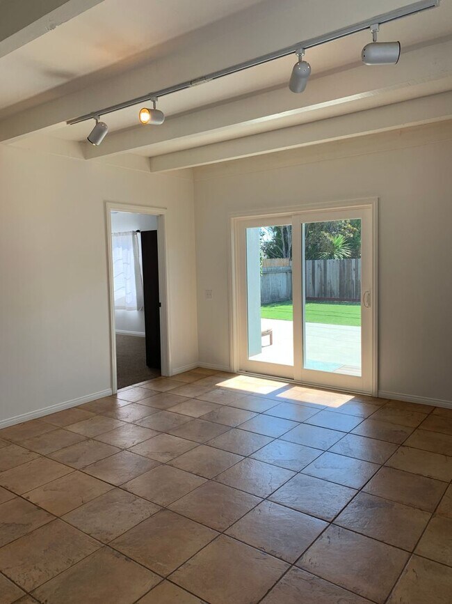 Building Photo - Spacious 3+3 Single Story Home w/ office -...