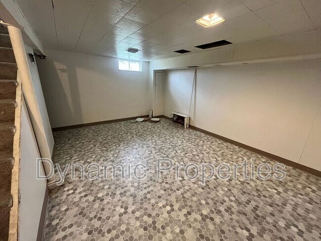 Building Photo - 2537 S 46th Ave