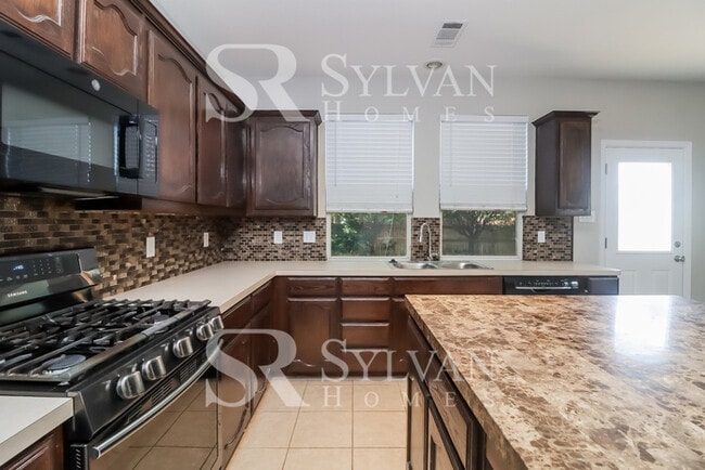 Building Photo - Welcome home to this stunning 3 bedroom, 2.5 bathroom home