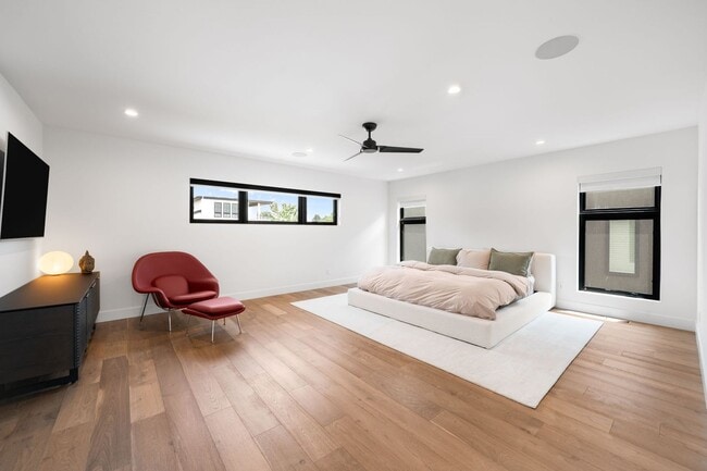Building Photo - Luxury 5BD, 6BA Home 1 Block From Sloan's Lake