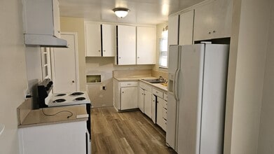 Building Photo - 907 Leonhard St