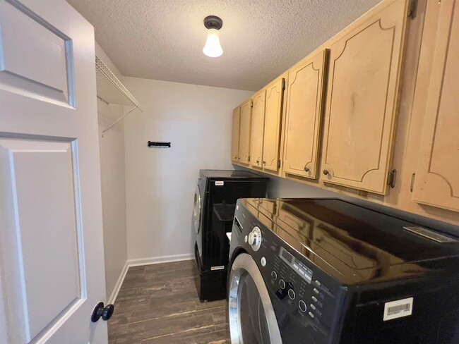 Building Photo - 251 Cross Point Cove