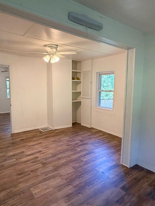 Building Photo - Adorable 2 bedroom farmhouse 10 minutes to Downtown Asheville