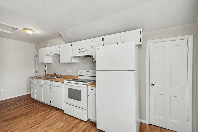 Building Photo - 533 14th Ave