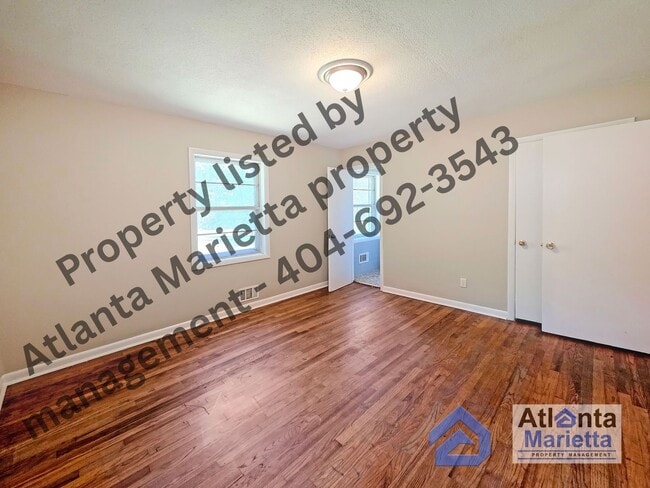Building Photo - Charming Renovated Ranch on Private Wooded...