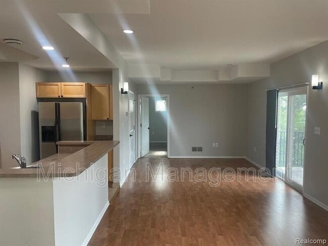 Building Photo - 2721 E Maple Rd