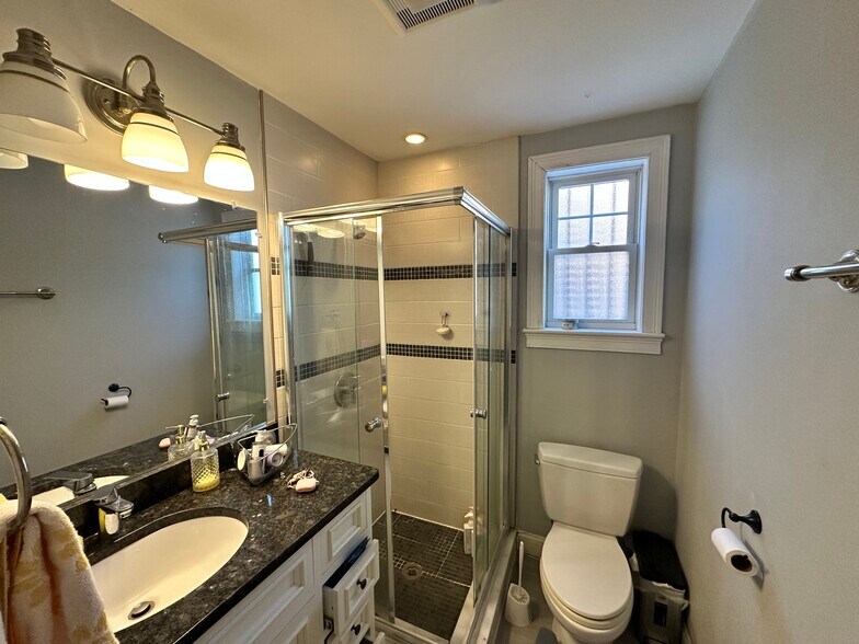 Building Photo - 148 Hillside St