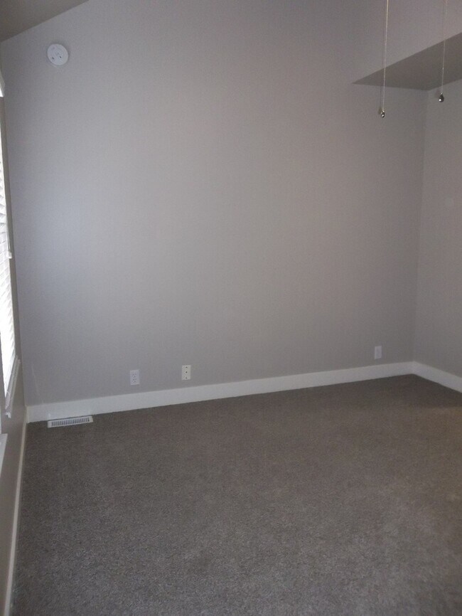 Building Photo - End Unit Spacious Two Bedroom Two & Half Bathroom Townhouse Available!