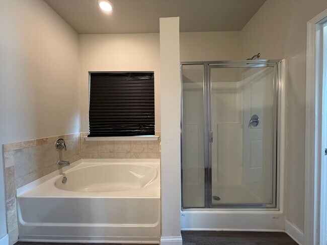 Building Photo - Spacious 4/2.5 House in Rydal- $2,995