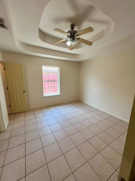 Building Photo - 2220 W Candlelight Ln