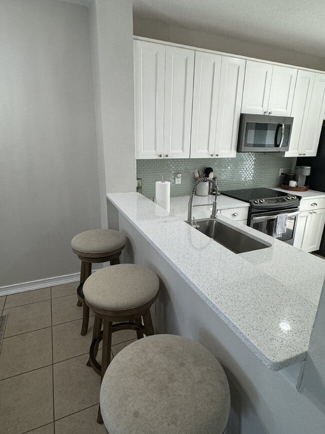 Building Photo - "Charming 2-Bed Home"
