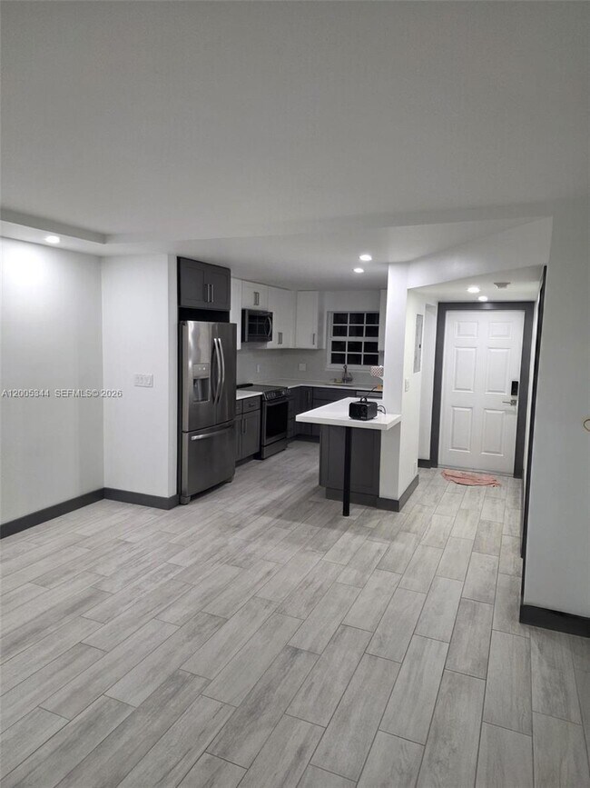 Building Photo - 660 Tennis Club Dr